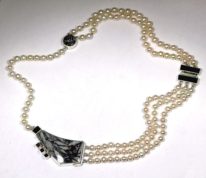 Pearl necklace by Brenda Roy